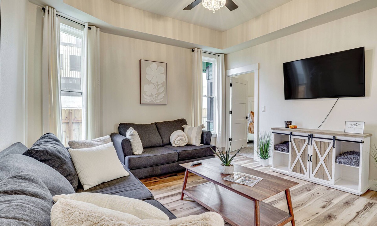 Independence Cottage | Walk to Independence Theatre: Dtwn Retreat!