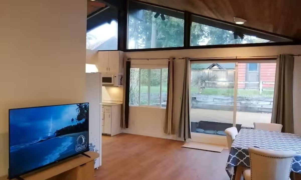 Shoreline Apartment | Walk to Light Rail - Spacious Suite w/Private Entry & AC