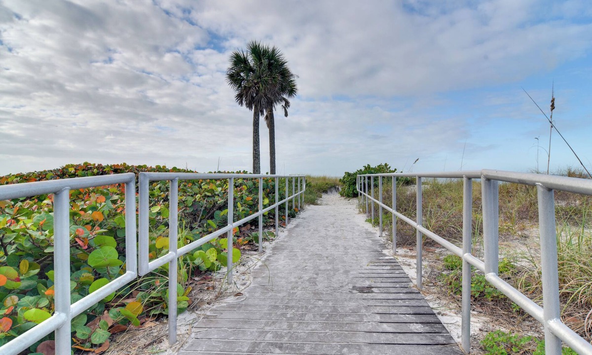Madeira Beach Apartment | Walk to Madeira Beach: Family Resort Condo