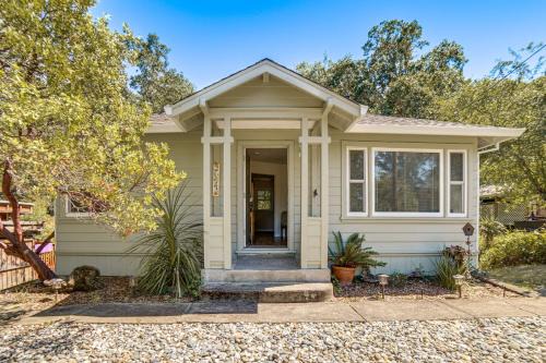 Willits House | Walk to Main St! Quiet Mendocino County Retreat