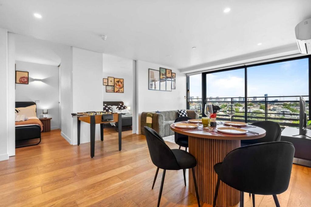 North Melbourne Apartment | Walk to Melb Uni Hospital CBD Free Parking