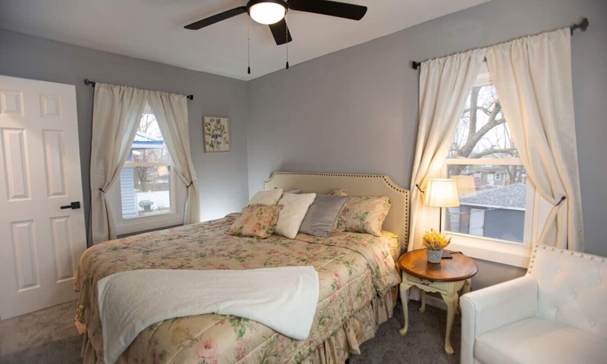 Northeast South Bend House | Walk to Notre Dame 5BR Sleeps 12 Fire Pit Game Day Ready