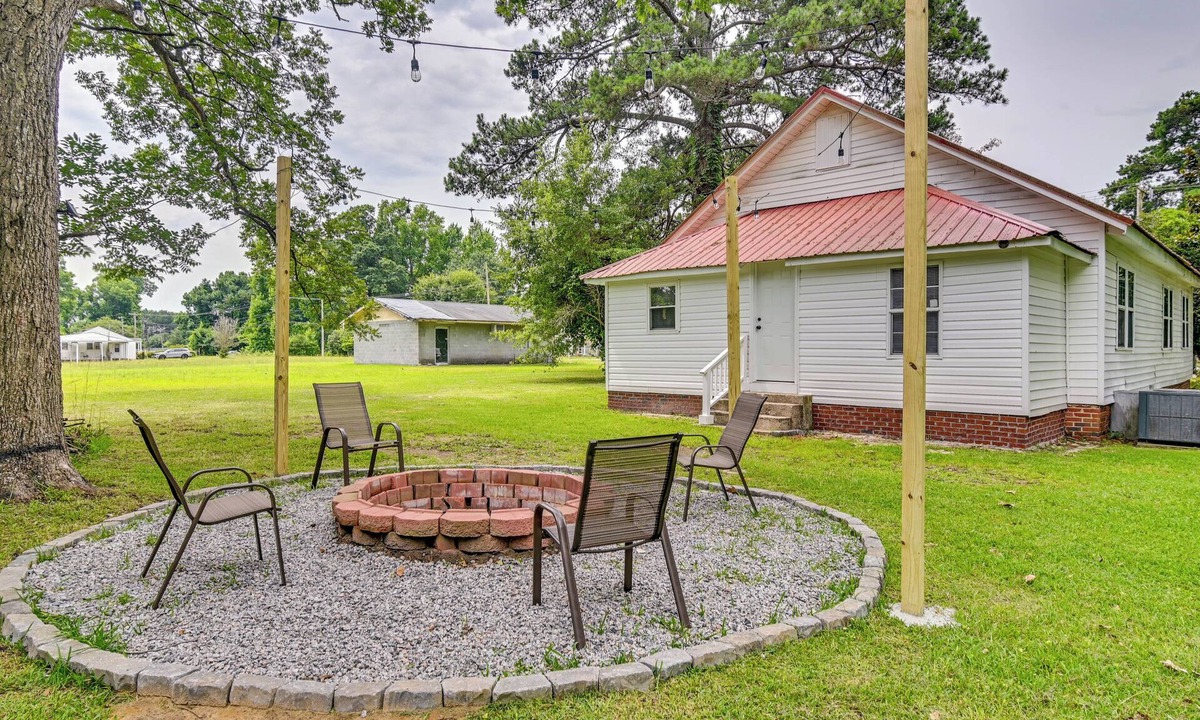 Lumberton House | Walk to Park! Family Retreat w/Yard in Lumberton