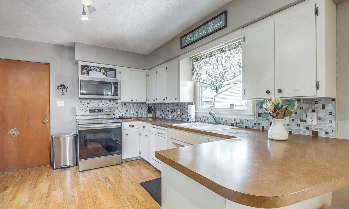 Waterloo Cottage | Walk to Park: Waterloo Home w/Furnished Deck