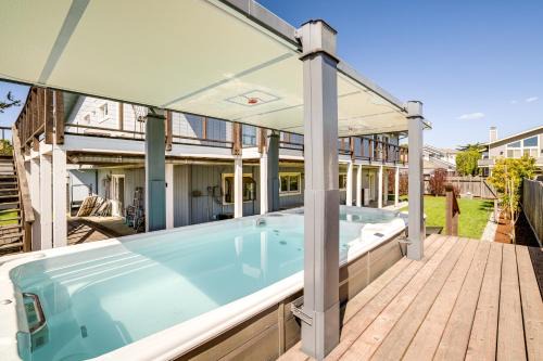 Half Moon Bay Apartment | Walk to Poplar Beach: Cozy Coastal Getaway w/Yard