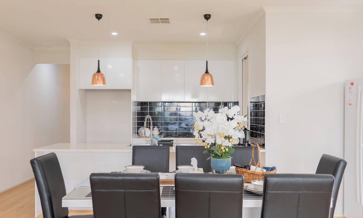 Tranmere House | Walk to Shops & Dining, 3 Baths, Sleeps 8, Ideal Location in Tranmere Adelaide.