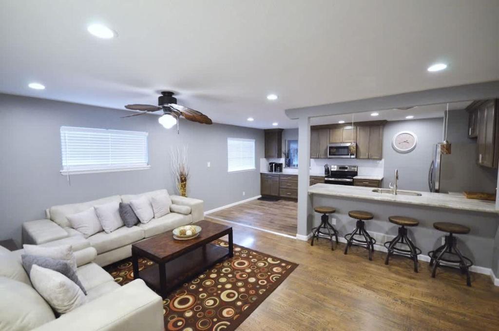 Jewell Heights - Hoffman Heights House | Walk to Starbucks Anschutz Dining 6King Beds