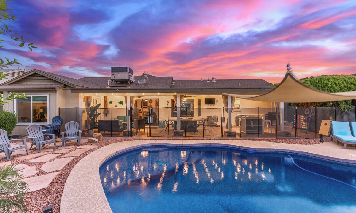 Glendale House | Walk to State Farm Stadium-Family Friendly-Outdoor Space-Heated Pool Included
