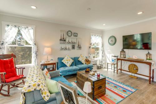Stumpy Point House | Walk to the Bay! Getaway Near Alligator River