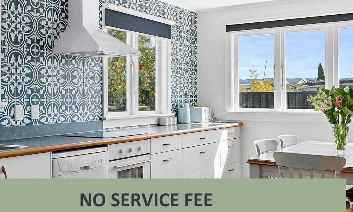 Taupo House | Walk to the Lake & Town