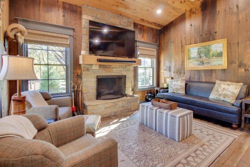 Cotter House | Walk to White River: Cozy Escape w/Screened Porch