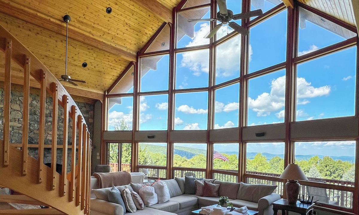 Bluemont Cabin | Walk to Winery+Brewery, hot tub and movie theater