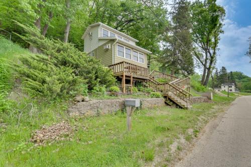 Bagley House | Walk to Wyalusing Beach: Cabin w/River View!