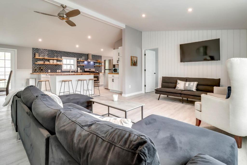 Manitou Beach-Devils Lake House | Walk to Yacht Club! Devils Lake Escape