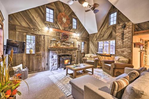 Mount Hood Village House | Walk to Zigzag River: ‘The Sundance’ Cottage