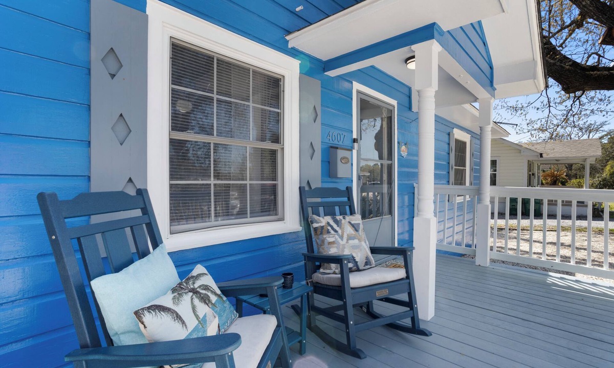 Gulfport Cottage | Walk2Beach-Playground-Short drive 2JonesPark-Aquarium-Coliseum-Family Fun.