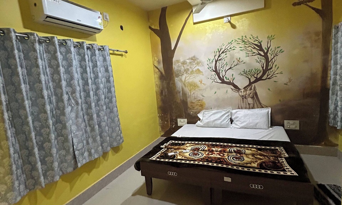 Dwarka House | Walkable distance to railway station Family-sized condo