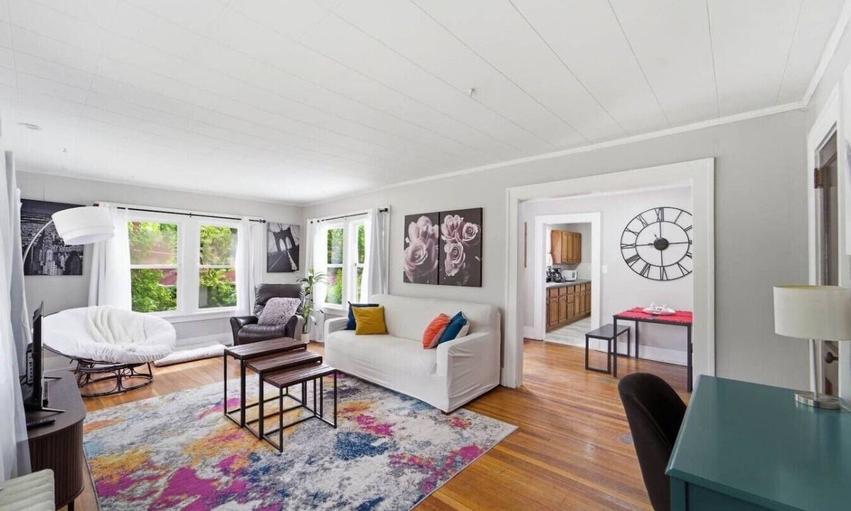 Des Moines Apartment | Walkable DSM Gem | Mins to Drake & Ingersoll Ave