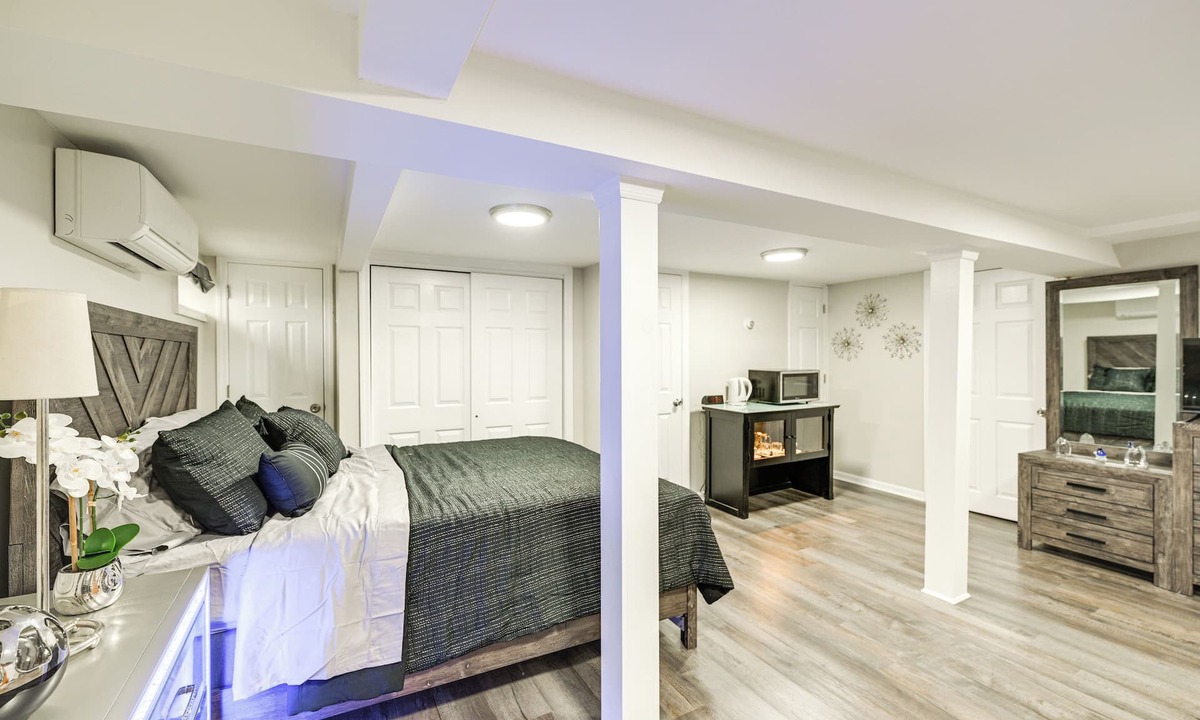 Floral Park Apartment | Walkable Elmont Studio: 19 Mi to New York City!
