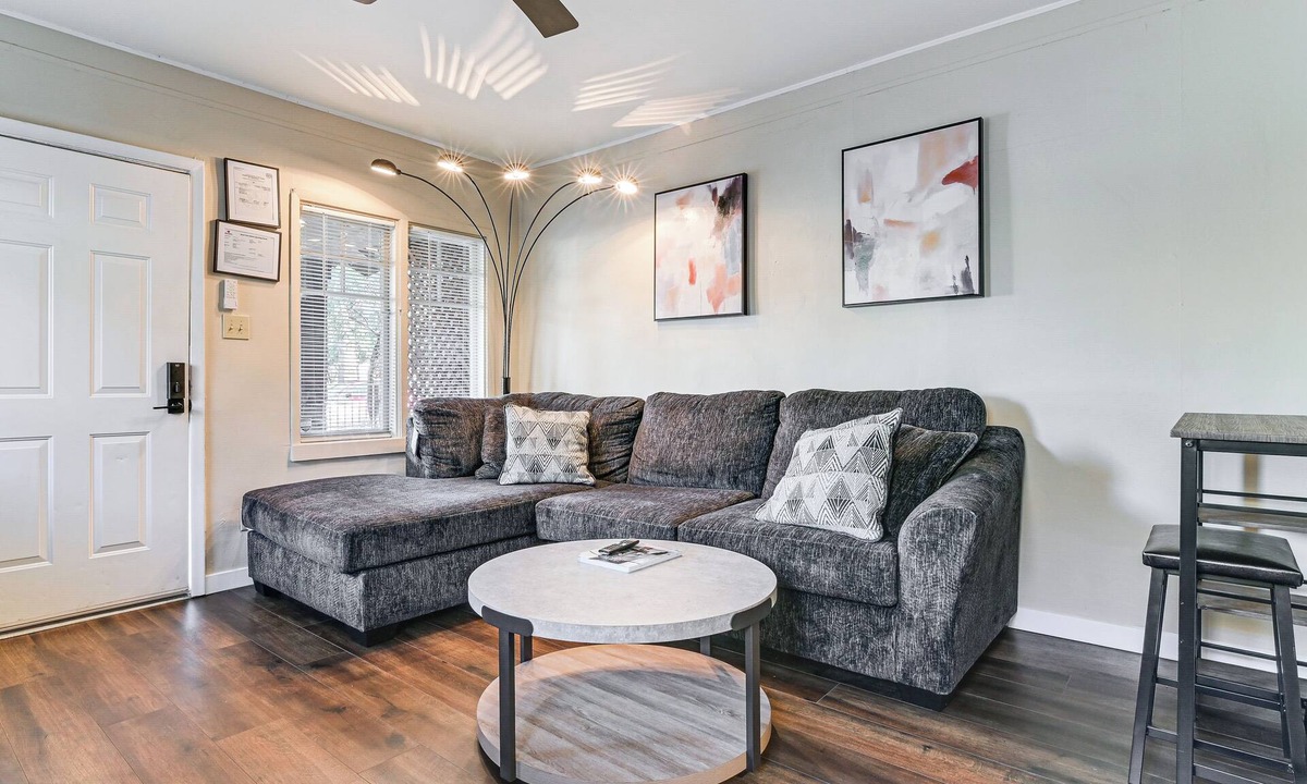 Governmental Mall Apartment | Walkable Haven 1 Mi to Dtwn Phoenix & Chase Field!