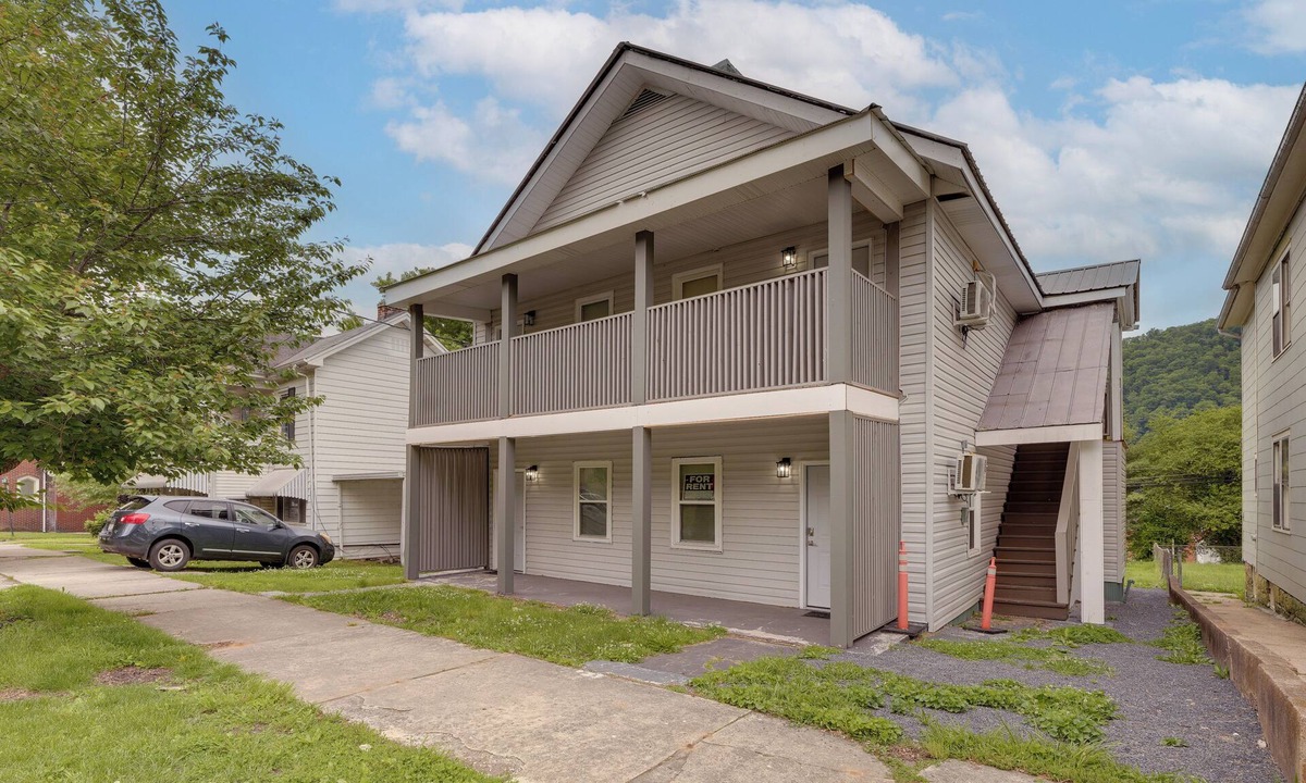 Bellepoint Apartment | Walkable Hinton Getaway: Raft New River Gorge!