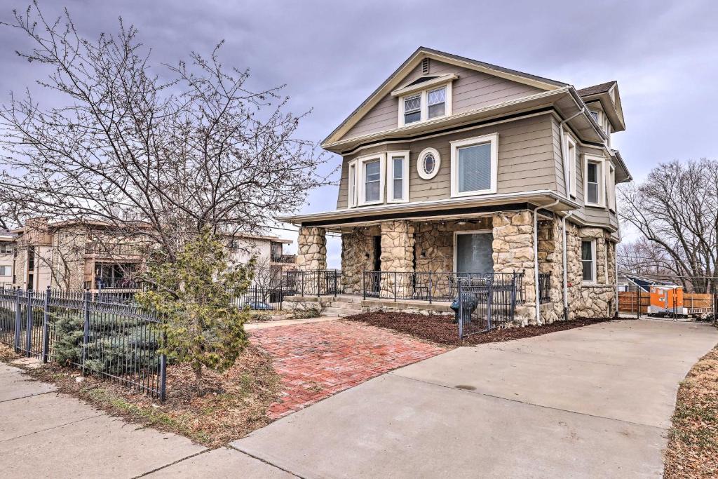 Southmoreland Apartment | Walkable KC Home Base! Near Sports Events & Fun