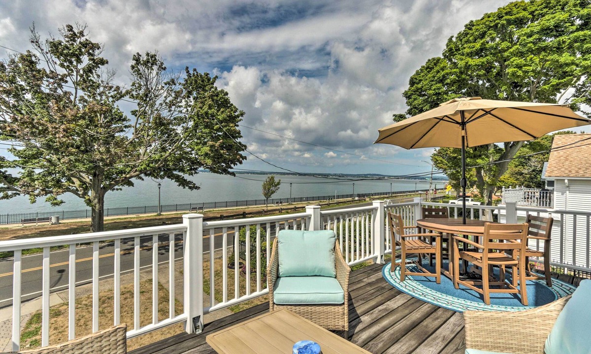 East Shore Cottage | Walkable New Haven Retreat w/Ocean Views!