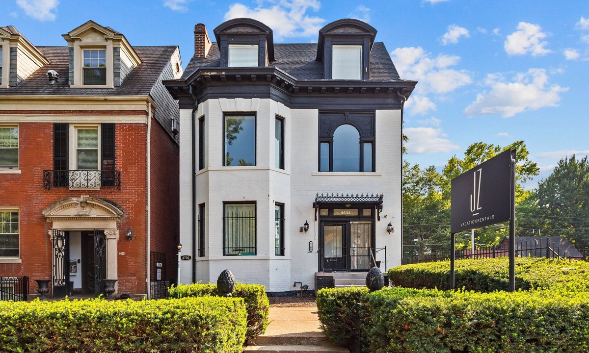 Central West End Apartment | Walkable Studio in Central West End | Near Barnes Jewish | St. Louis MO