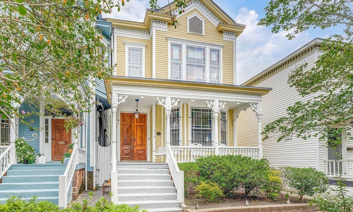 Historic Downtown Savannah House | Walkable, Stunning Historic Victorian/Private Heated Pool/Gated Parking