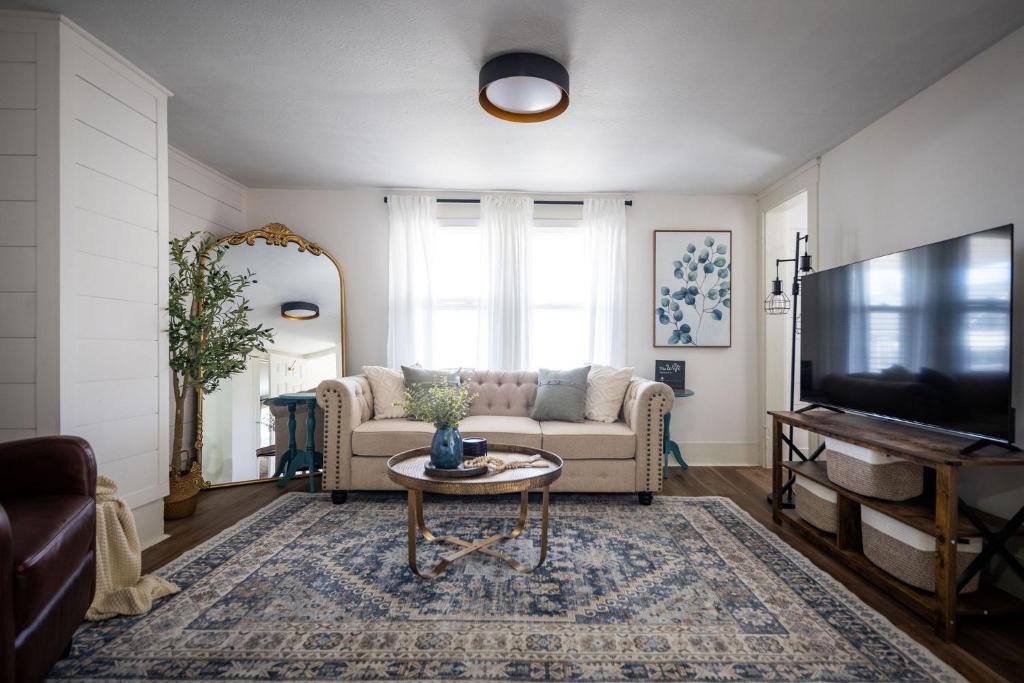 Little Italy Apartment | Walkable to Everywhere in Little Italy- Near CWRU and Cleveland Clinic Main Campus