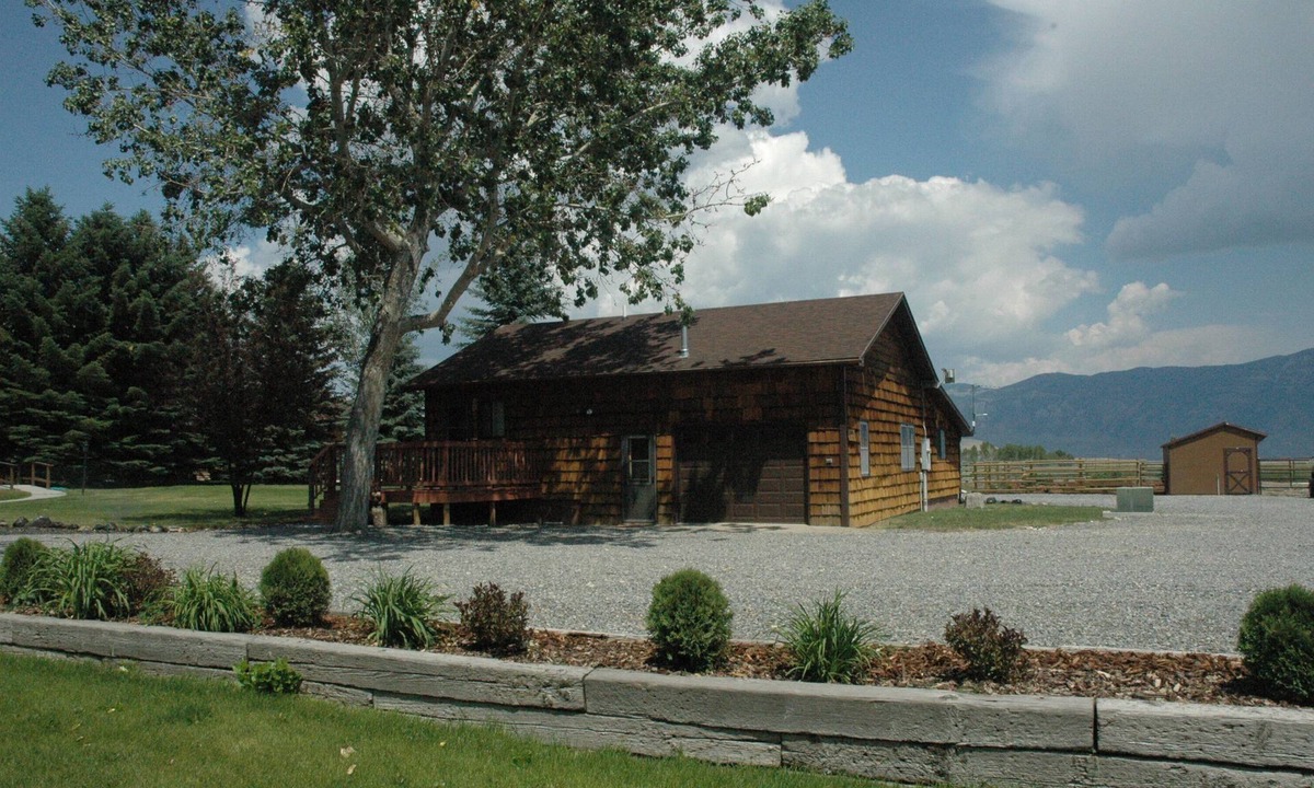 Cody House | Walking Deer- Secluded Cabin Near Cody, Wyoming & Yellowstone with Mountain and Lake Views
