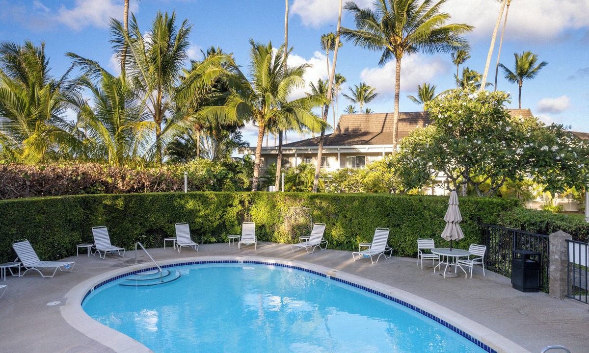 Wailua Hotel | Walking Distance from Papaloa Beach, Outdoor Pool, Free Parking, Full Kitchen!