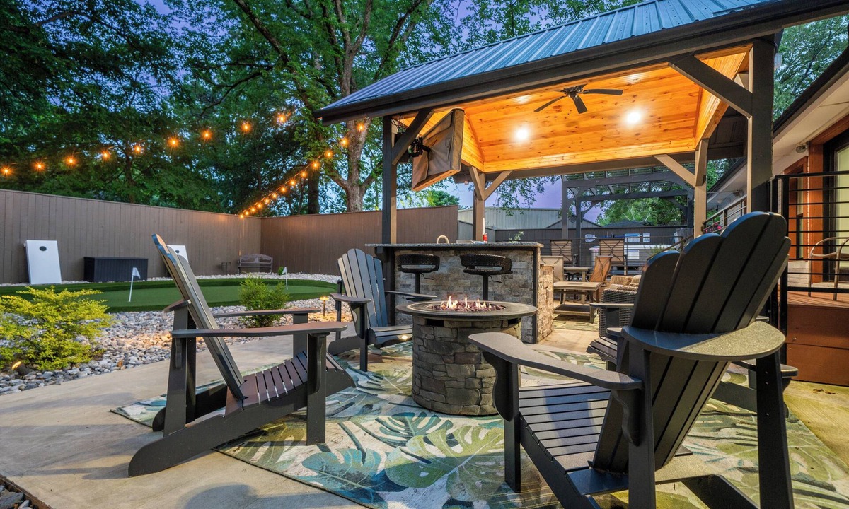 Hot Springs House | Walking Distance to Oaklawn! Hot Tub, Outdoor Kitchen & Putting Green!