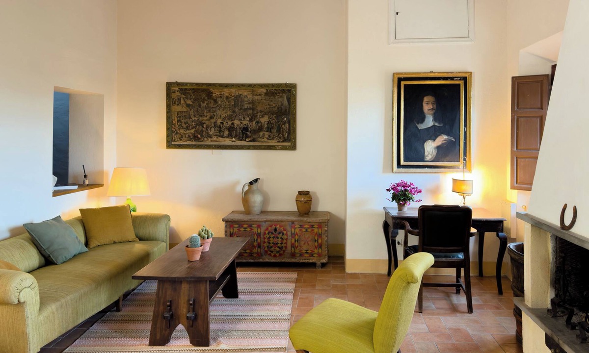 Lucignano House | Walnut House