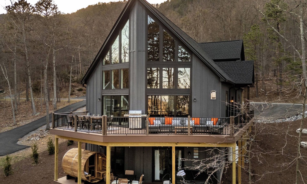 McGaheysville House | Wanderlust Villa – Spacious Mt cabin w/Game room, Hot tub and Karaoke nights !