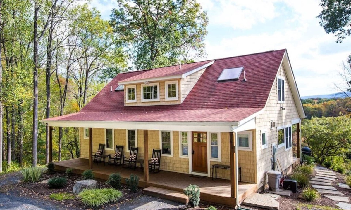 Front Royal Cottage | WANT GREAT VIEWS, PRIVATE DOCK AND PET FRIENDLY? THE RIVER OVERLOOK IS FOR YOU.