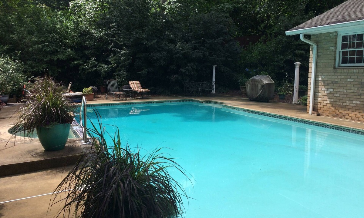 Hapeville Apartment | Want privacy, safety serenity - you just found it! 412 sq ft luxury space w pool