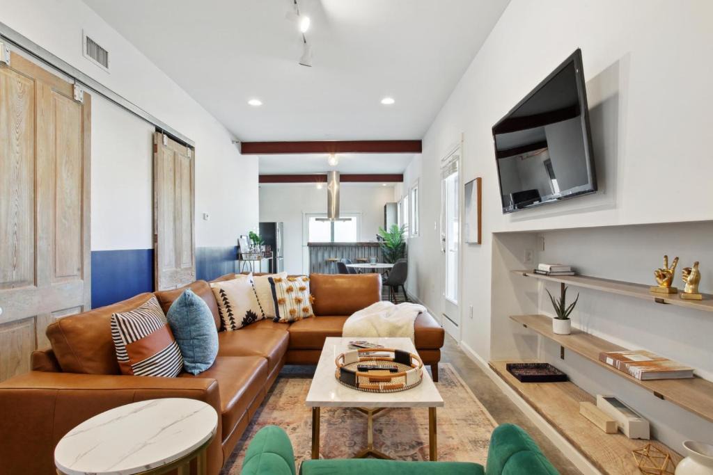Arts/Warehouse District Apartment | Warehouse District Lovely One Bedroom and Den