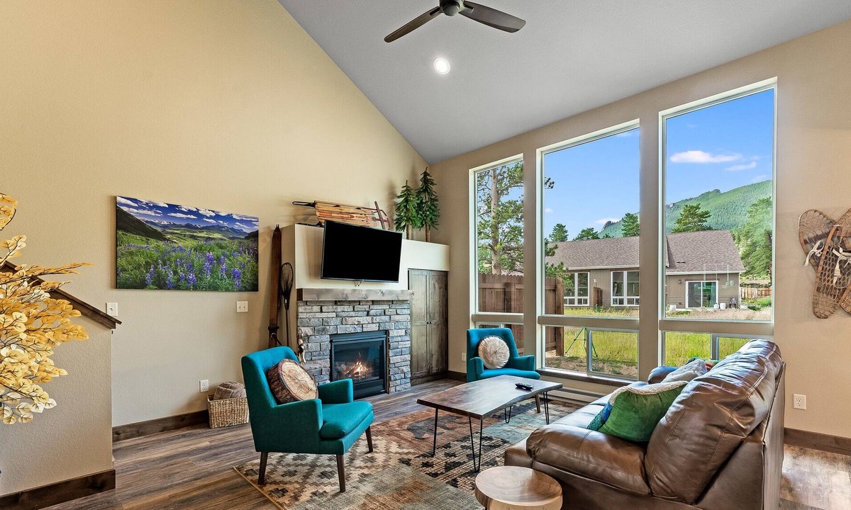 Estes Park House | Warm and bright contemporary mountain townhome minutes from RMNP & downtown.