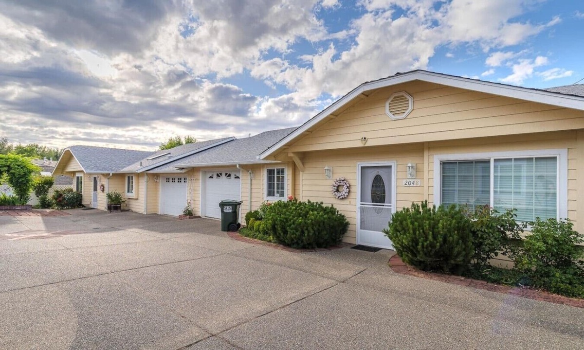 Grants Pass Cottage | Warm and Inviting Peaceful, LazyBoy Recliner