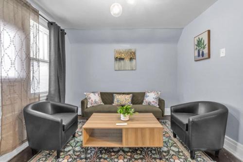 Cheektowaga House | Warm and Spacious 2 Bed Apt