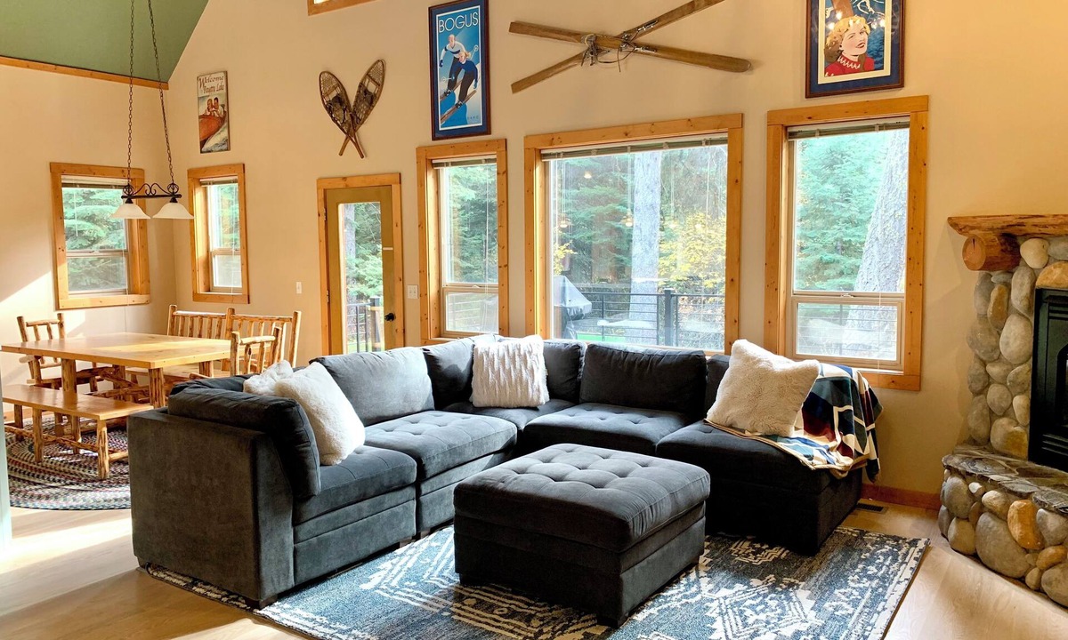 McCall House | Warm and Spacious Home Near Town/Lake -Private Hot Tub & Pool Table. Pool/Tennis