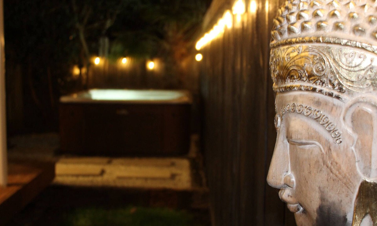 Anderson Park Villa | Warm fire, spa pool, comfy beds, relax and unwind in the heart of Havelock North