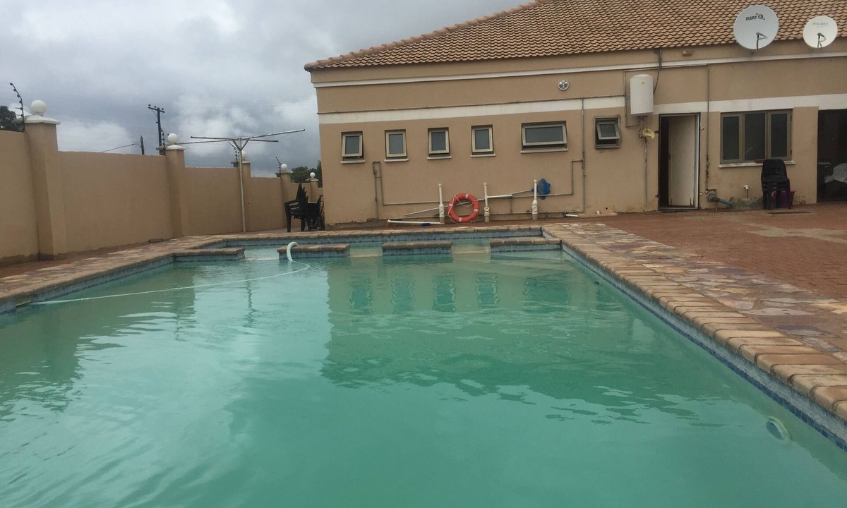 Kanye Hotel | Warm Hands Hotel
