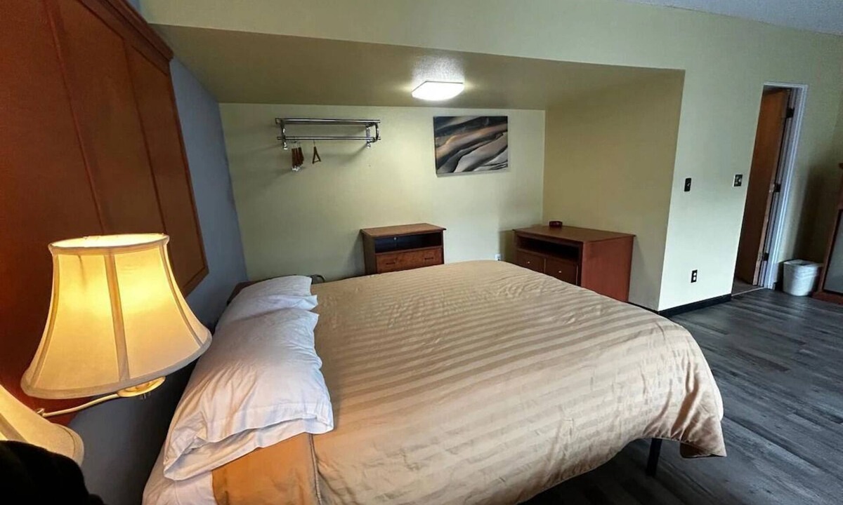 Longview Hotel | Warm, Inviting Room Perfect for Weekend Getaways Near Downtown Longview