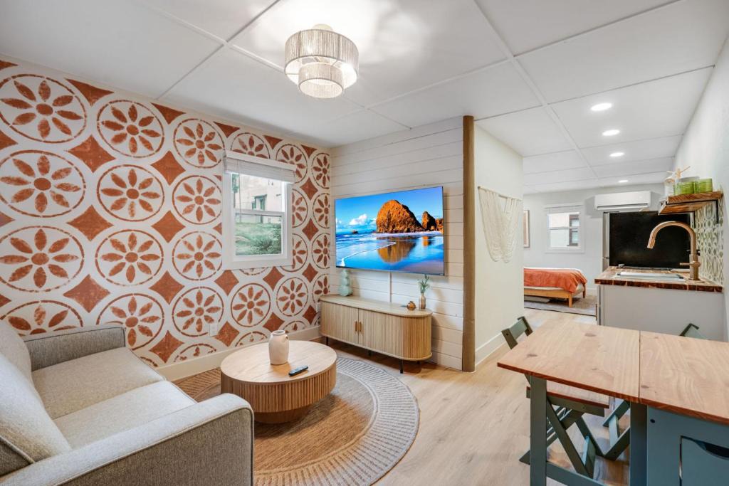 Manitou Springs Apartment | Warm Studio in Manitou Springs Walk Downtown