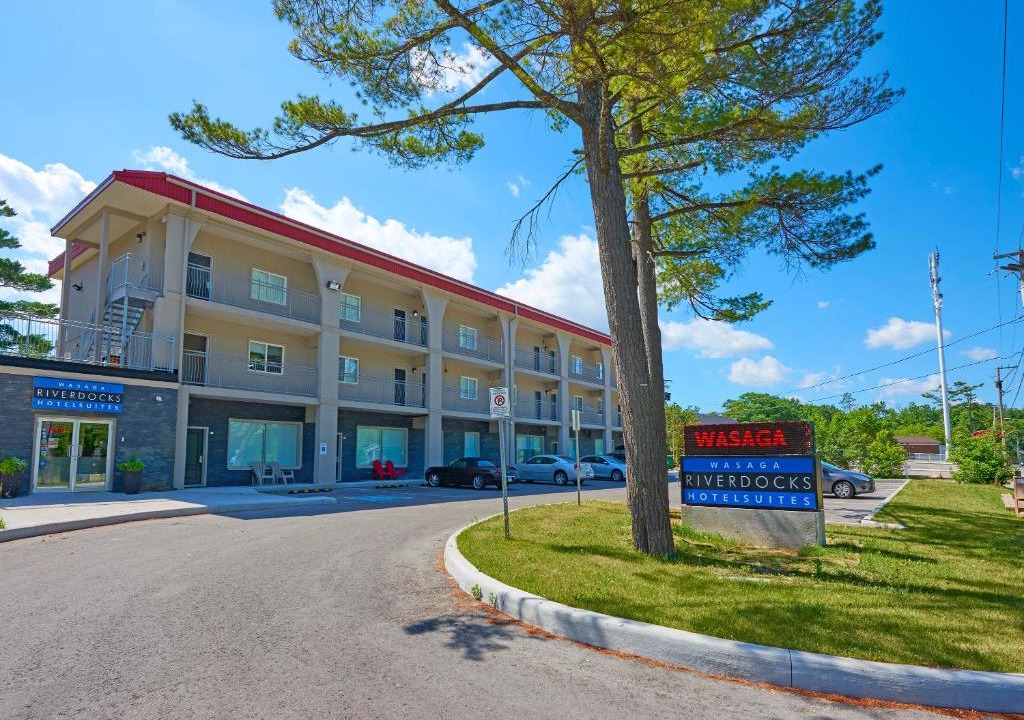 Wasaga Beach Hotel | Wasaga Riverdocks Hotel Suites