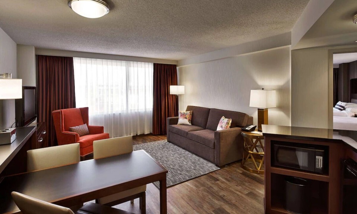 Friendship Heights Hotel | Washington DC Suites with Metro Access | Indoor Pool | 4 Units w/Free Breakfast