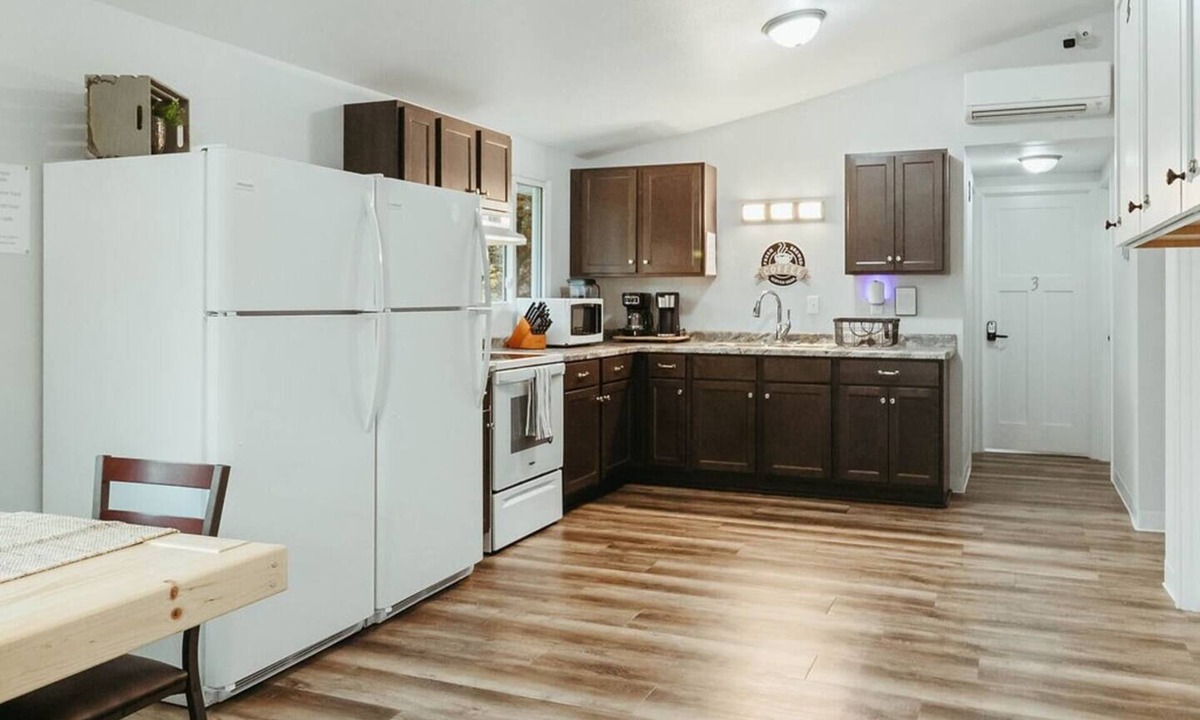 Plover Apartment | Washington Manor Room #5