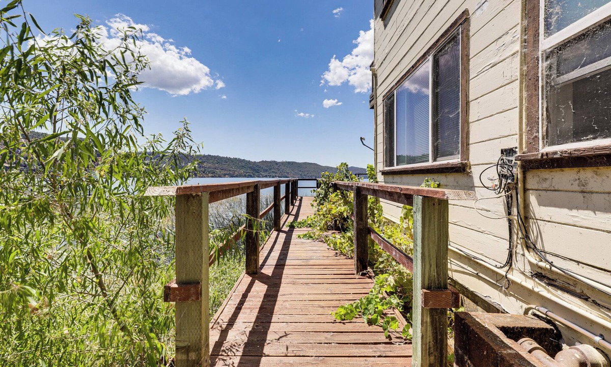 Clearlake Cottage | Watefront Getaway w/Mtn Views & Dock in Clearlake